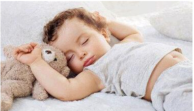 睡眠有助於孩子的生長發育，在夜間成長